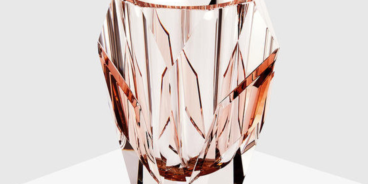 How the Base Construction of Crystal Vases Enhances Stability and Prevents Slipping Accidents